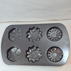 Wilton Gray Floral Non-Stick Bakeware Pan